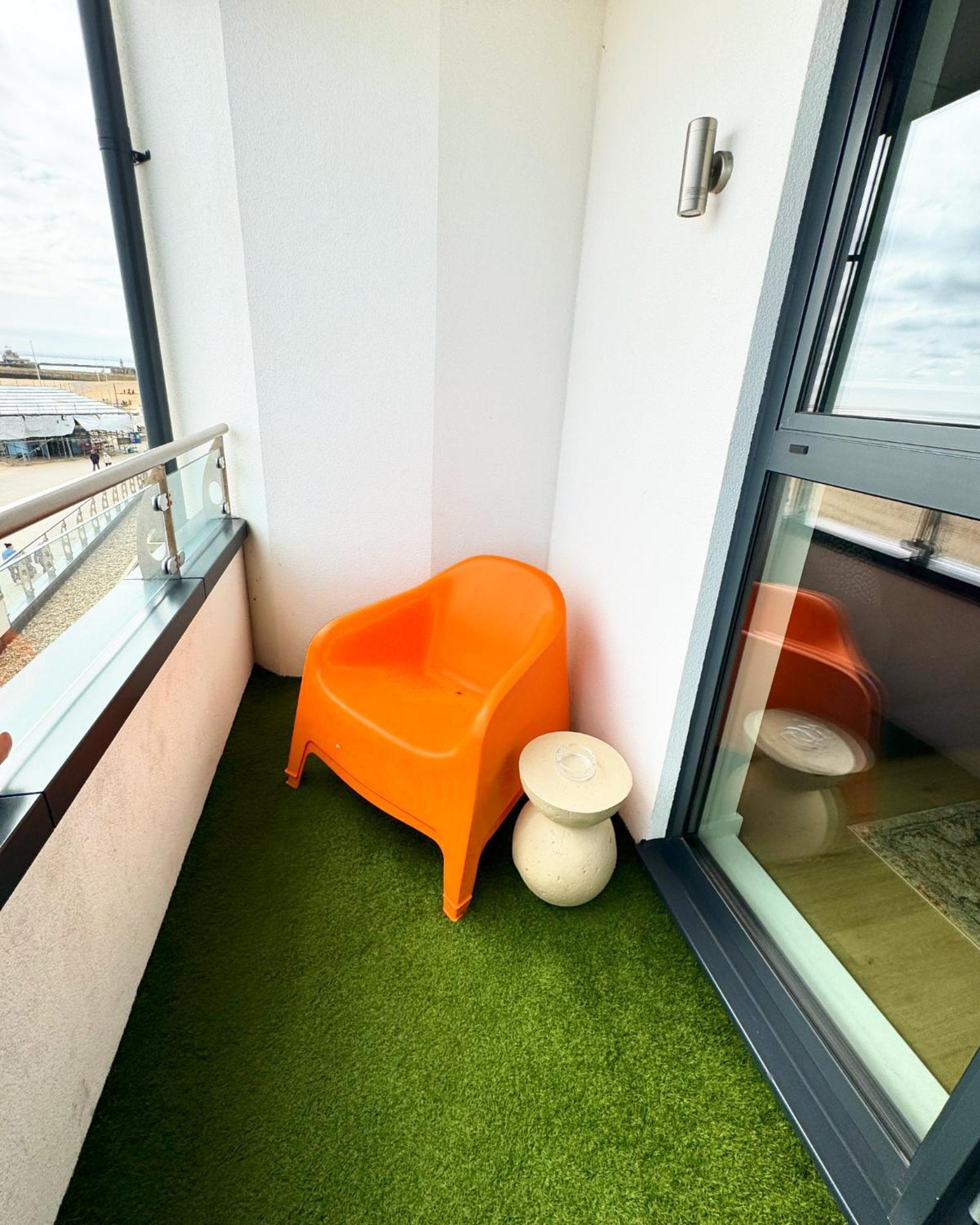 Stunning Beach Front Apartment With Sea Views, Free Parking & Balcony Ramsgate Exterior photo