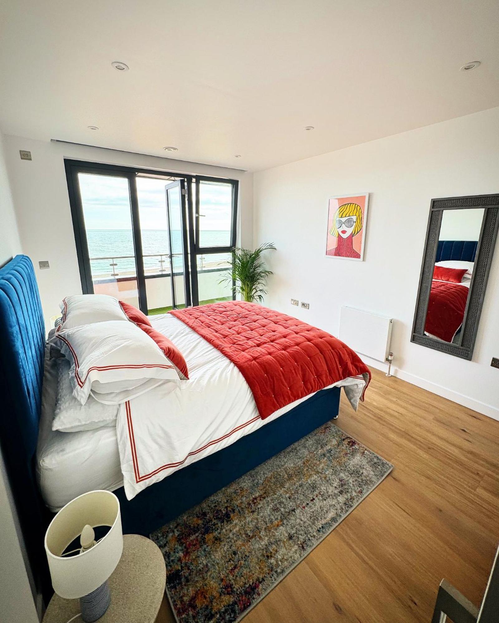 Stunning Beach Front Apartment With Sea Views, Free Parking & Balcony Ramsgate Exterior photo