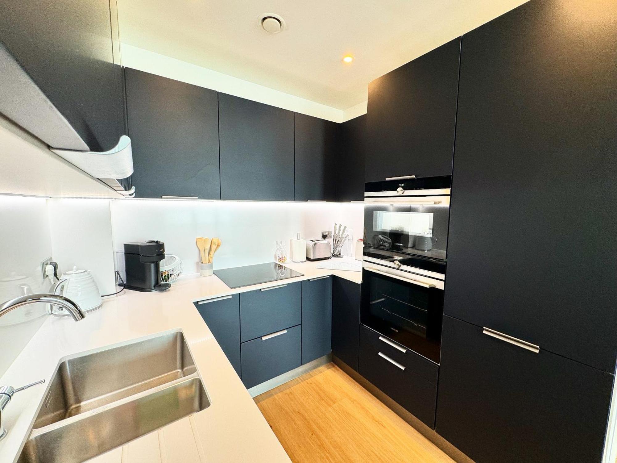 Stunning Beach Front Apartment With Sea Views, Free Parking & Balcony Ramsgate Exterior photo