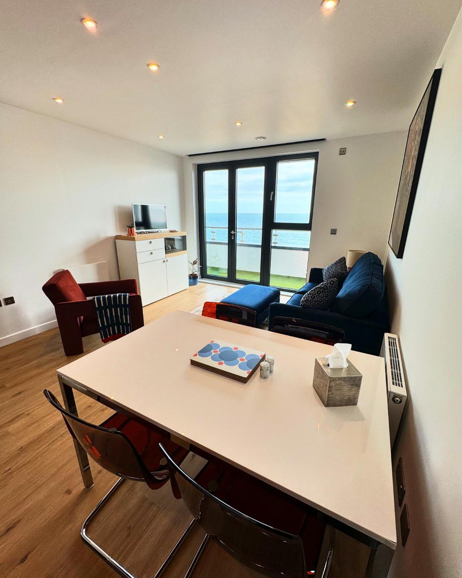 Stunning Beach Front Apartment With Sea Views, Free Parking & Balcony Ramsgate Exterior photo