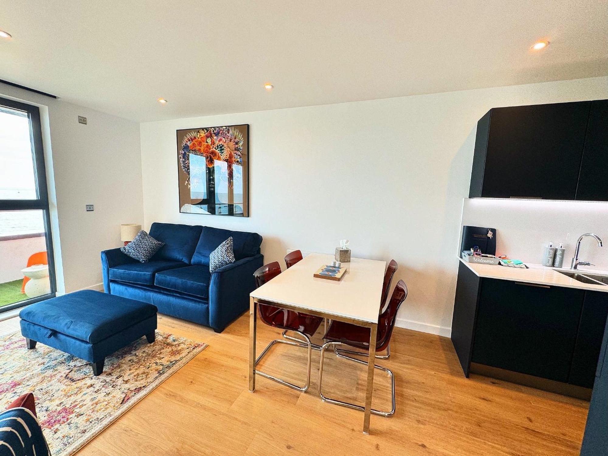 Stunning Beach Front Apartment With Sea Views, Free Parking & Balcony Ramsgate Exterior photo
